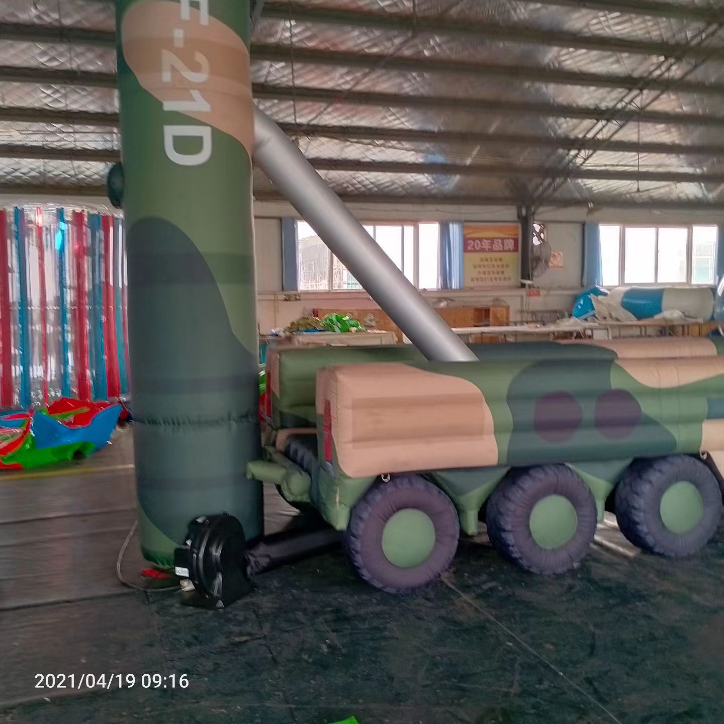朝阳军事演习中的充气目标车辆：模拟发射车雷达车坦克飞机